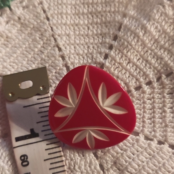 Adorable Vintage Carved Earrings - Picture 3 of 3